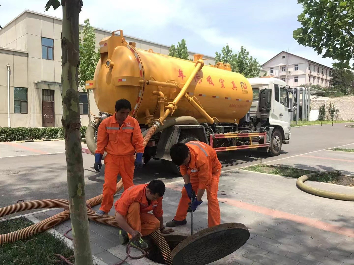 神木管道疏通车停在窨井附近